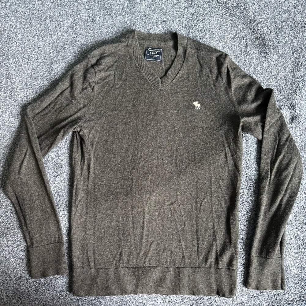 Abercrombie & Fitch - Wool / Cotton Blend V-Neck Sweater Gray